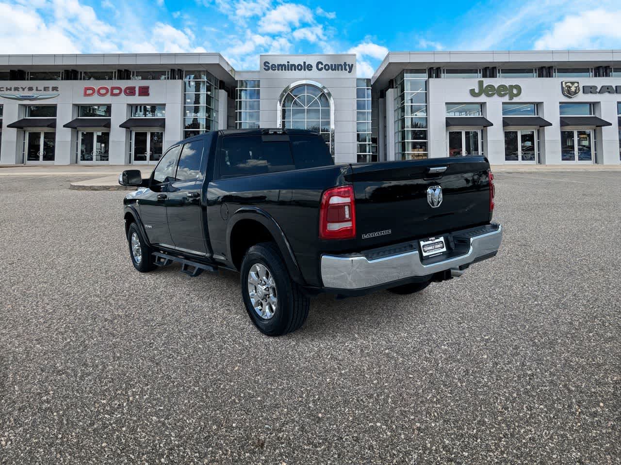 RAM 3500 Laramie Crew Cab 4x2 de 2022 con caja de 6'4'
