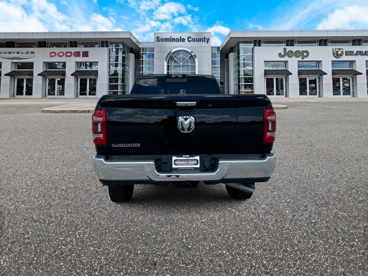 RAM 3500 Laramie Crew Cab 4x2 de 2022 con caja de 6'4'