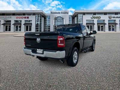 RAM 3500 Laramie Crew Cab 4x2 de 2022 con caja de 6'4'