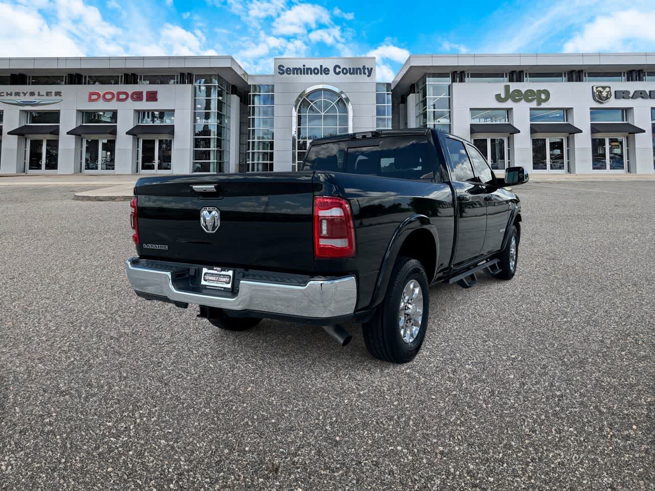 RAM 3500 Laramie Crew Cab 4x2 de 2022 con caja de 6'4'