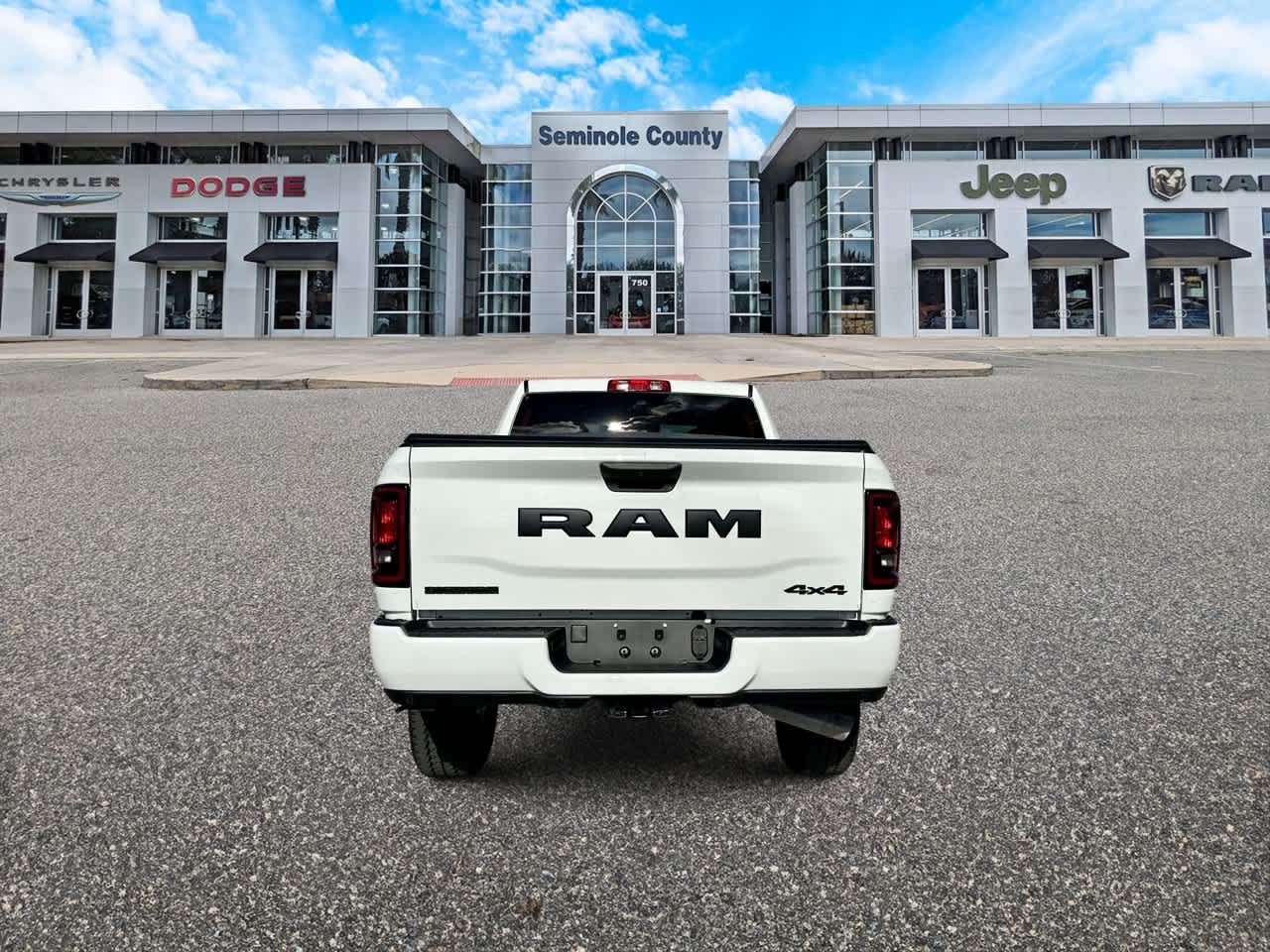 RAM 2500 del año 2027, RAM 2500 BIG HORN, cabina doble, 4x4, caja de 6'4'
