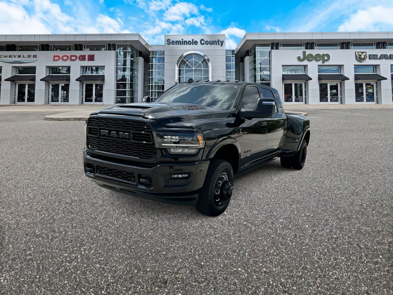 RAM 3500 Limited Mega Cab 4x4 de 2024 con caja de 6'4'