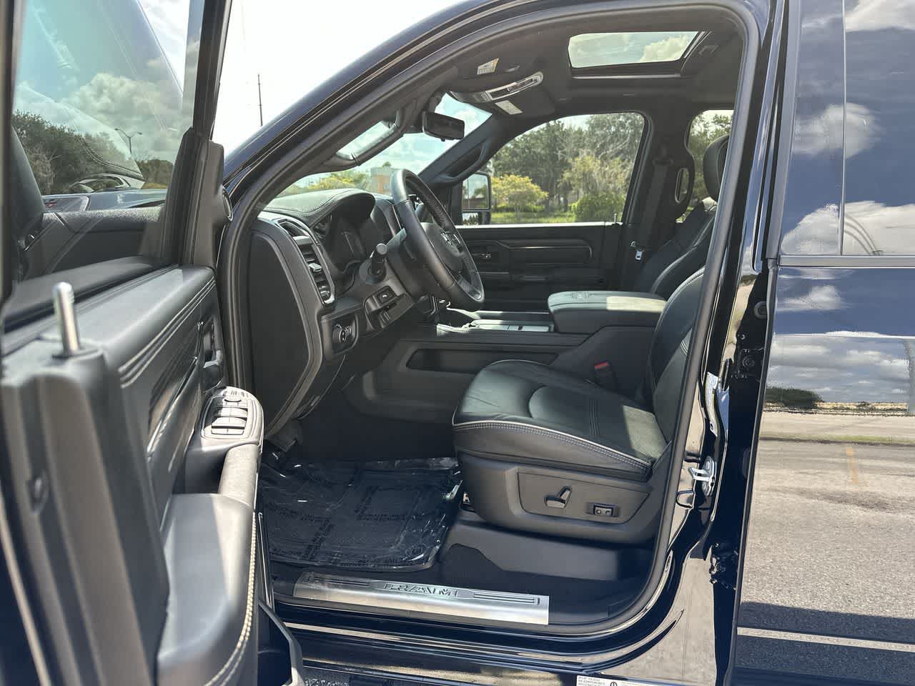 RAM 3500 Limited Mega Cab 4x4 de 2024 con caja de 6'4'