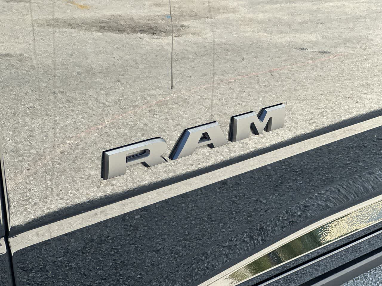 RAM 3500 Limited Mega Cab 4x4 de 2024 con caja de 6'4'