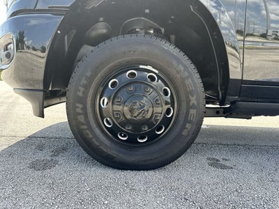 RAM 3500 Limited Mega Cab 4x4 de 2024 con caja de 6'4'
