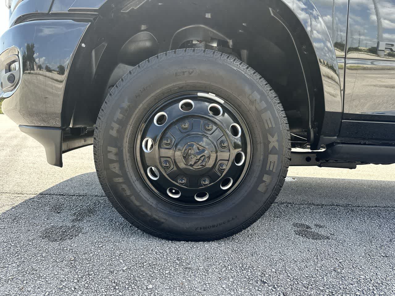RAM 3500 Limited Mega Cab 4x4 de 2024 con caja de 6'4'