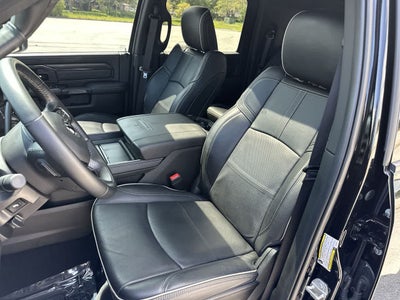RAM 3500 Limited Mega Cab 4x4 de 2024 con caja de 6'4'