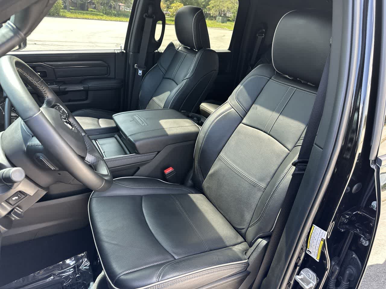 RAM 3500 Limited Mega Cab 4x4 de 2024 con caja de 6'4'