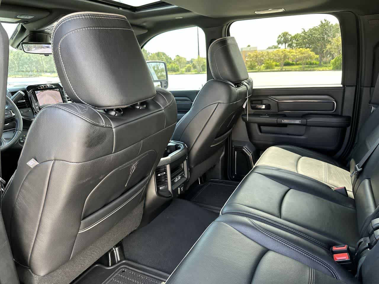 RAM 3500 Limited Mega Cab 4x4 de 2024 con caja de 6'4'