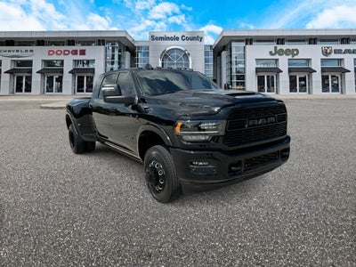 RAM 3500 Limited Mega Cab 4x4 de 2024 con caja de 6'4'