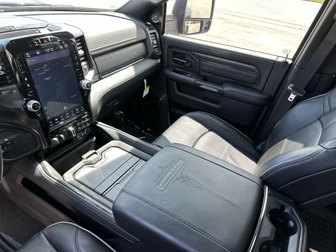 RAM 3500 Limited Mega Cab 4x4 de 2024 con caja de 6'4'