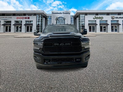RAM 3500 Limited Mega Cab 4x4 de 2024 con caja de 6'4'
