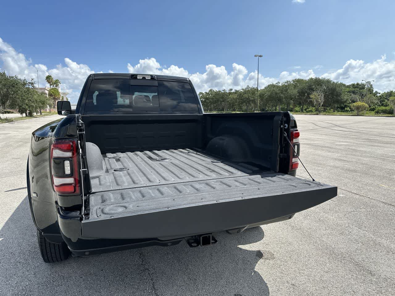 RAM 3500 Limited Mega Cab 4x4 de 2024 con caja de 6'4'