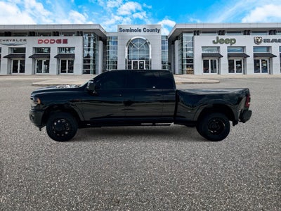 RAM 3500 Limited Mega Cab 4x4 de 2024 con caja de 6'4'