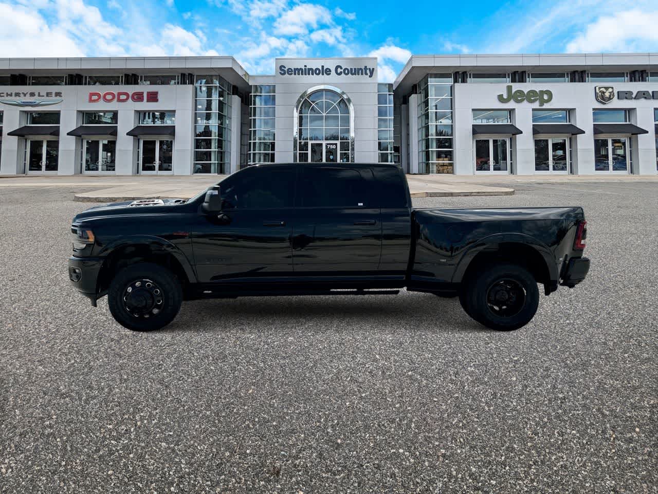 RAM 3500 Limited Mega Cab 4x4 de 2024 con caja de 6'4'