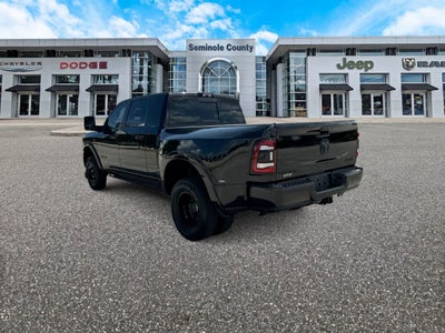 RAM 3500 Limited Mega Cab 4x4 de 2024 con caja de 6'4'