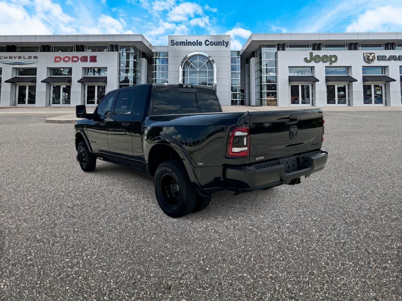 RAM 3500 Limited Mega Cab 4x4 de 2024 con caja de 6'4'