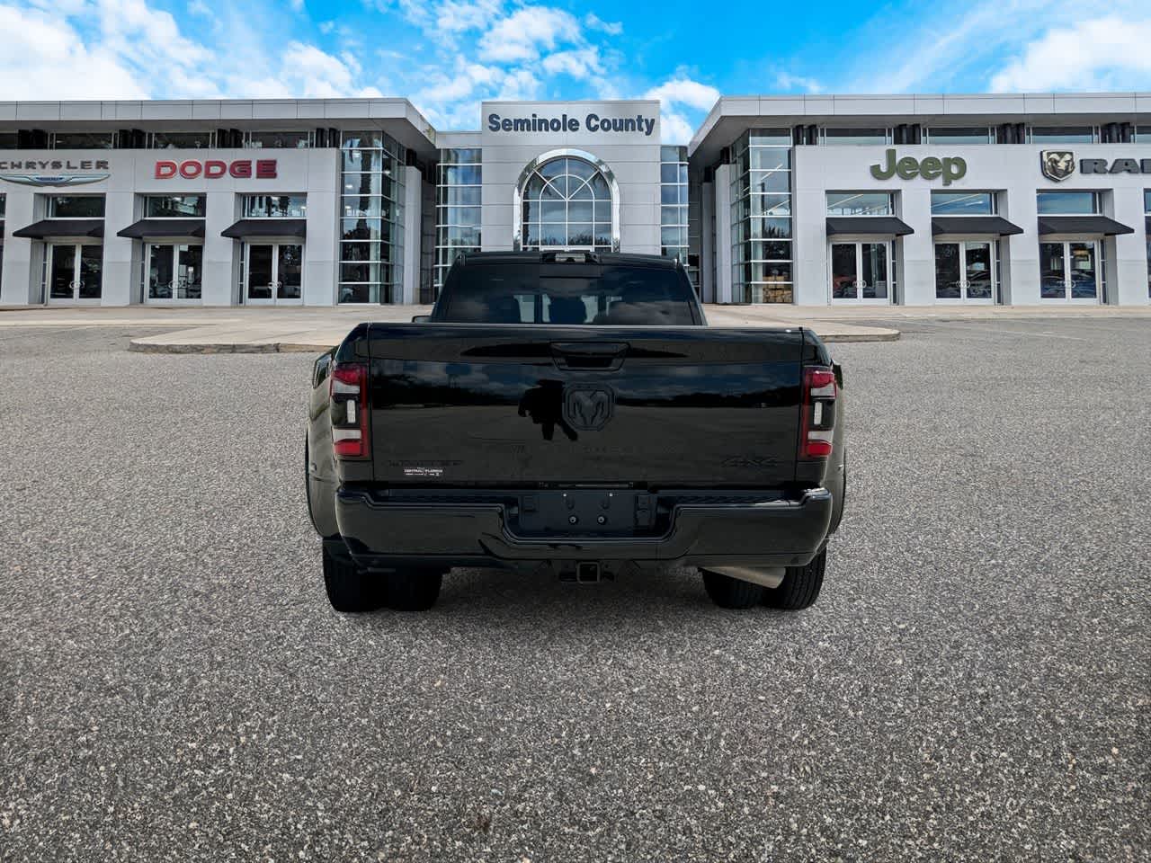 RAM 3500 Limited Mega Cab 4x4 de 2024 con caja de 6'4'
