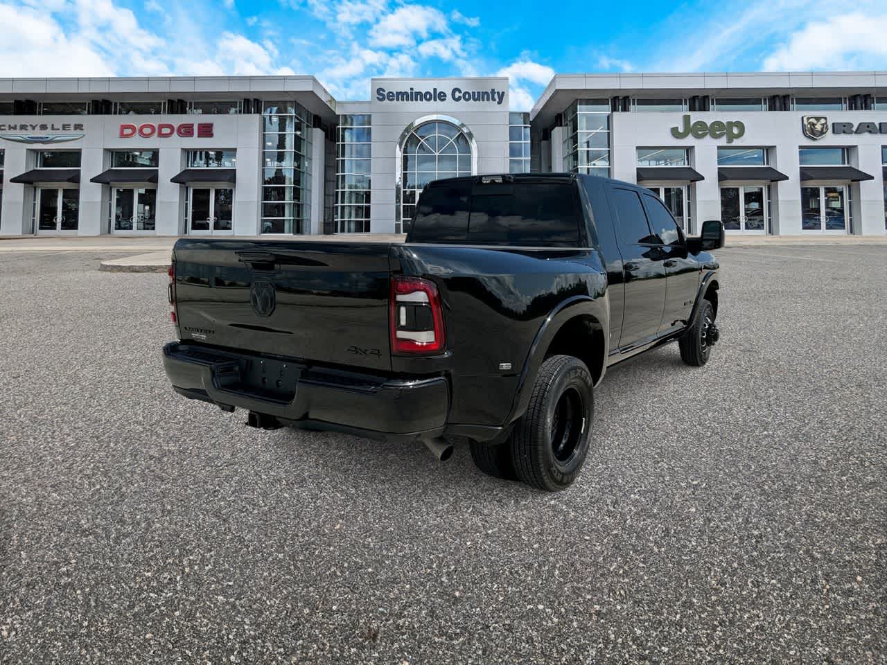 RAM 3500 Limited Mega Cab 4x4 de 2024 con caja de 6'4'