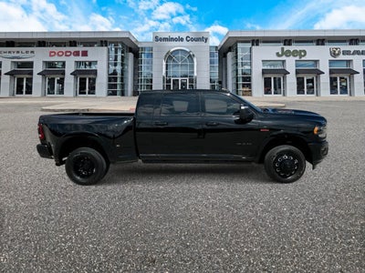 RAM 3500 Limited Mega Cab 4x4 de 2024 con caja de 6'4'