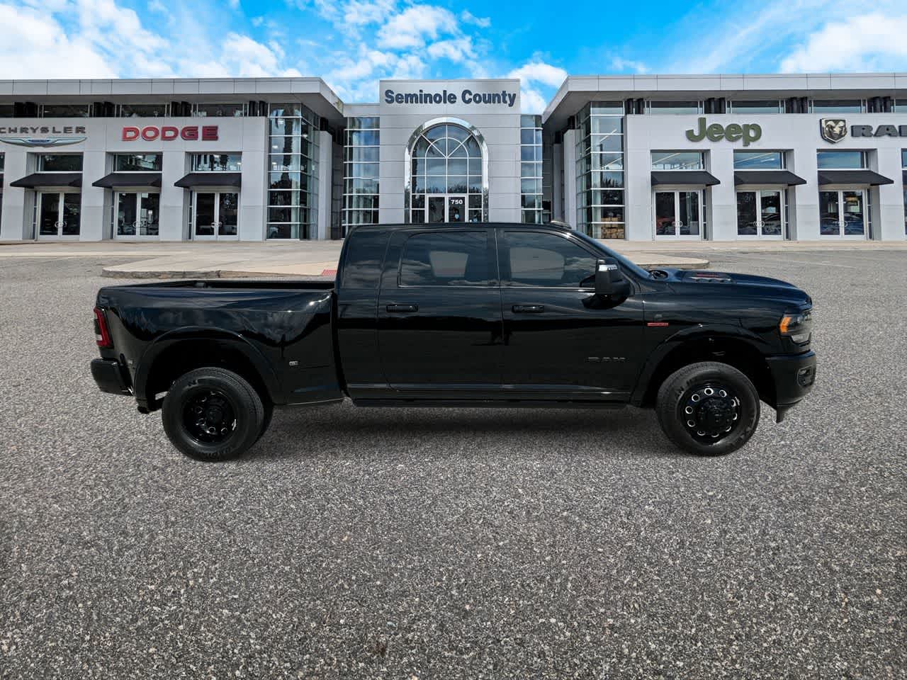 RAM 3500 Limited Mega Cab 4x4 de 2024 con caja de 6'4'