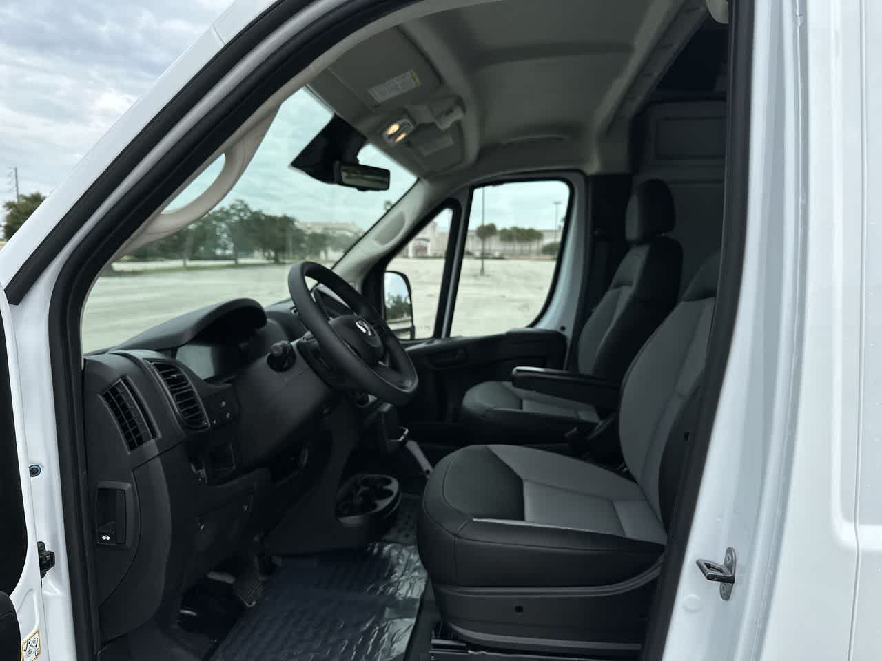 RAM ProMaster 2500 de 2026, furgoneta de carga RAM PROMASTER 2500 TRADESMAN con techo alto y distancia entre ejes de 159'