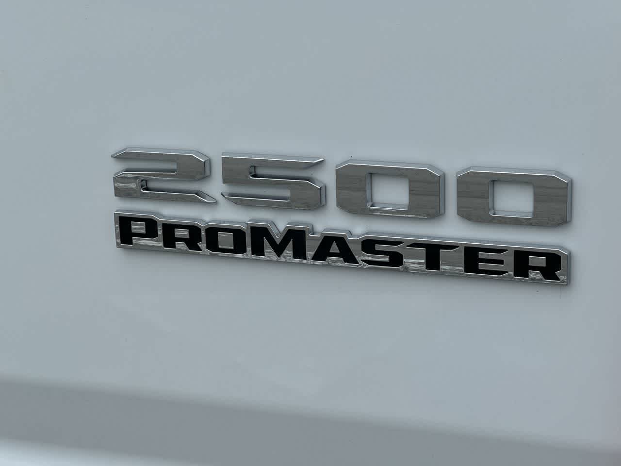 RAM ProMaster 2500 de 2026, furgoneta de carga RAM PROMASTER 2500 TRADESMAN con techo alto y distancia entre ejes de 159'