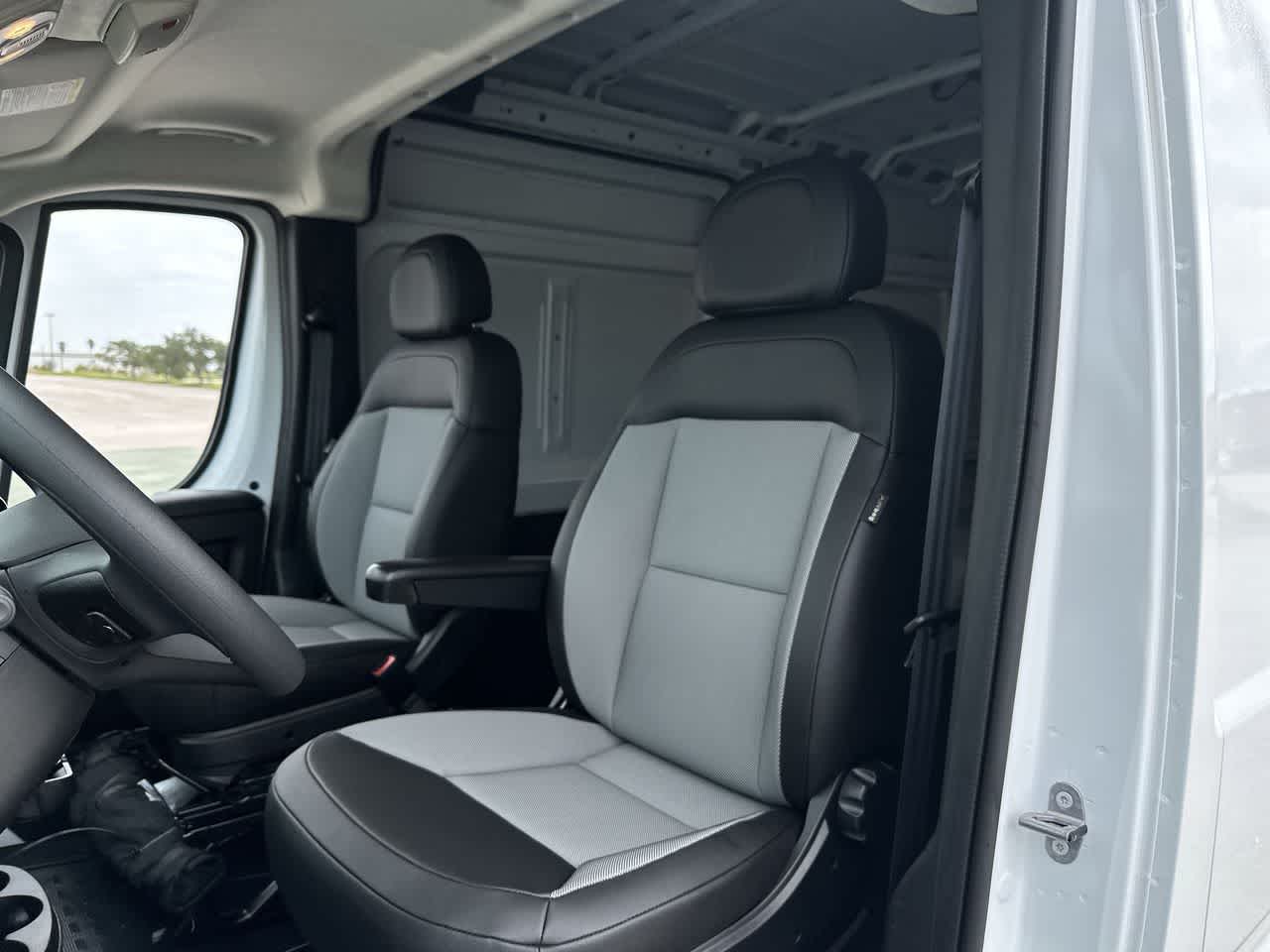 RAM ProMaster 2500 de 2026, furgoneta de carga RAM PROMASTER 2500 TRADESMAN con techo alto y distancia entre ejes de 159'