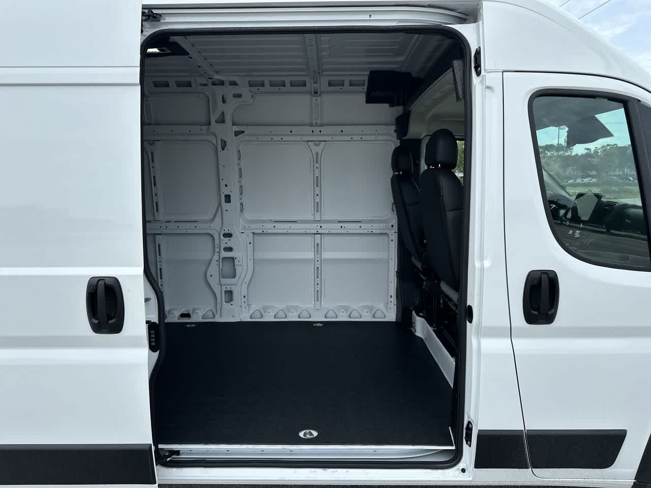 RAM ProMaster 2500 de 2026, furgoneta de carga RAM PROMASTER 2500 TRADESMAN con techo alto y distancia entre ejes de 159'
