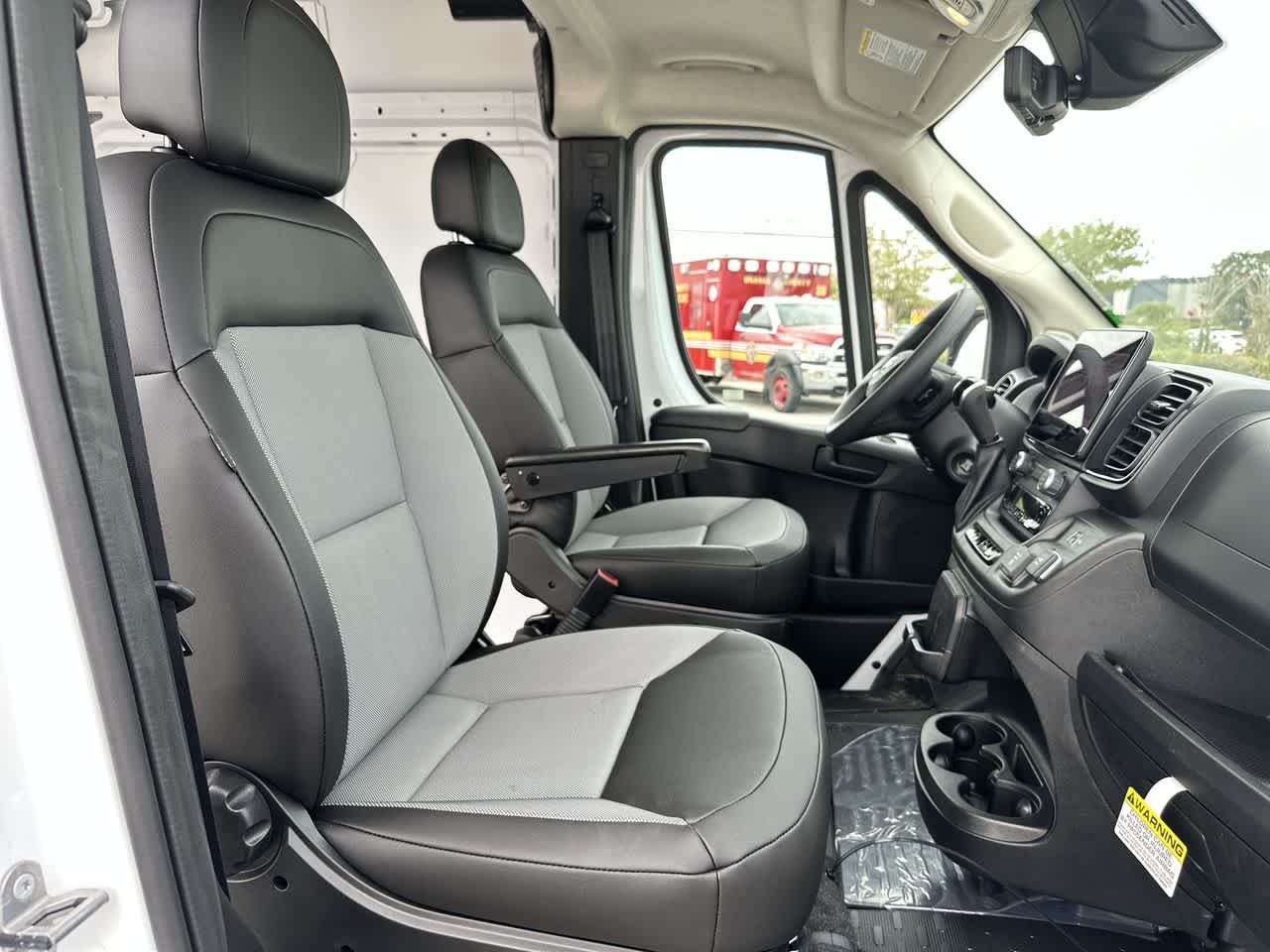 RAM ProMaster 2500 de 2026, furgoneta de carga RAM PROMASTER 2500 TRADESMAN con techo alto y distancia entre ejes de 159'