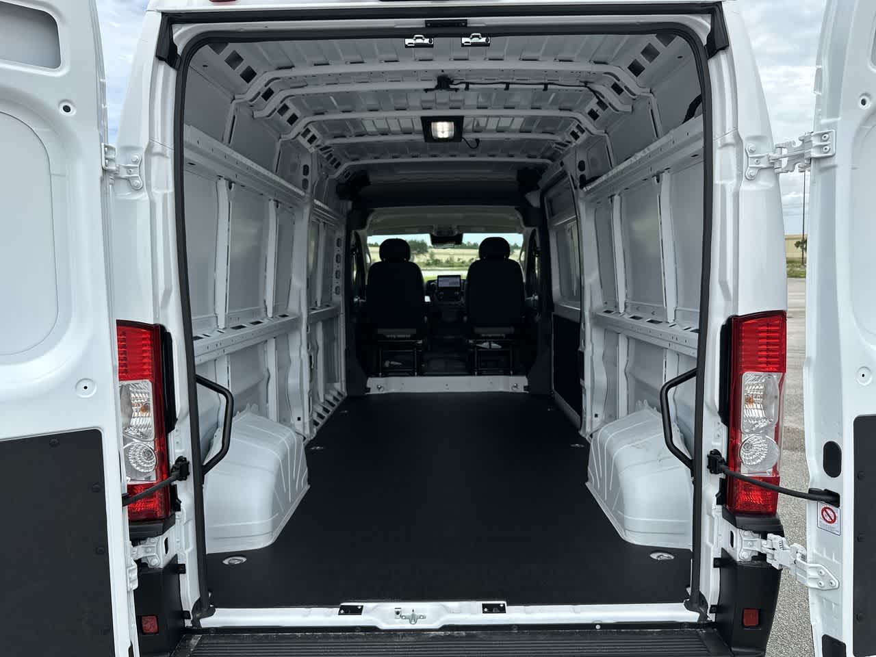 RAM ProMaster 2500 de 2026, furgoneta de carga RAM PROMASTER 2500 TRADESMAN con techo alto y distancia entre ejes de 159'