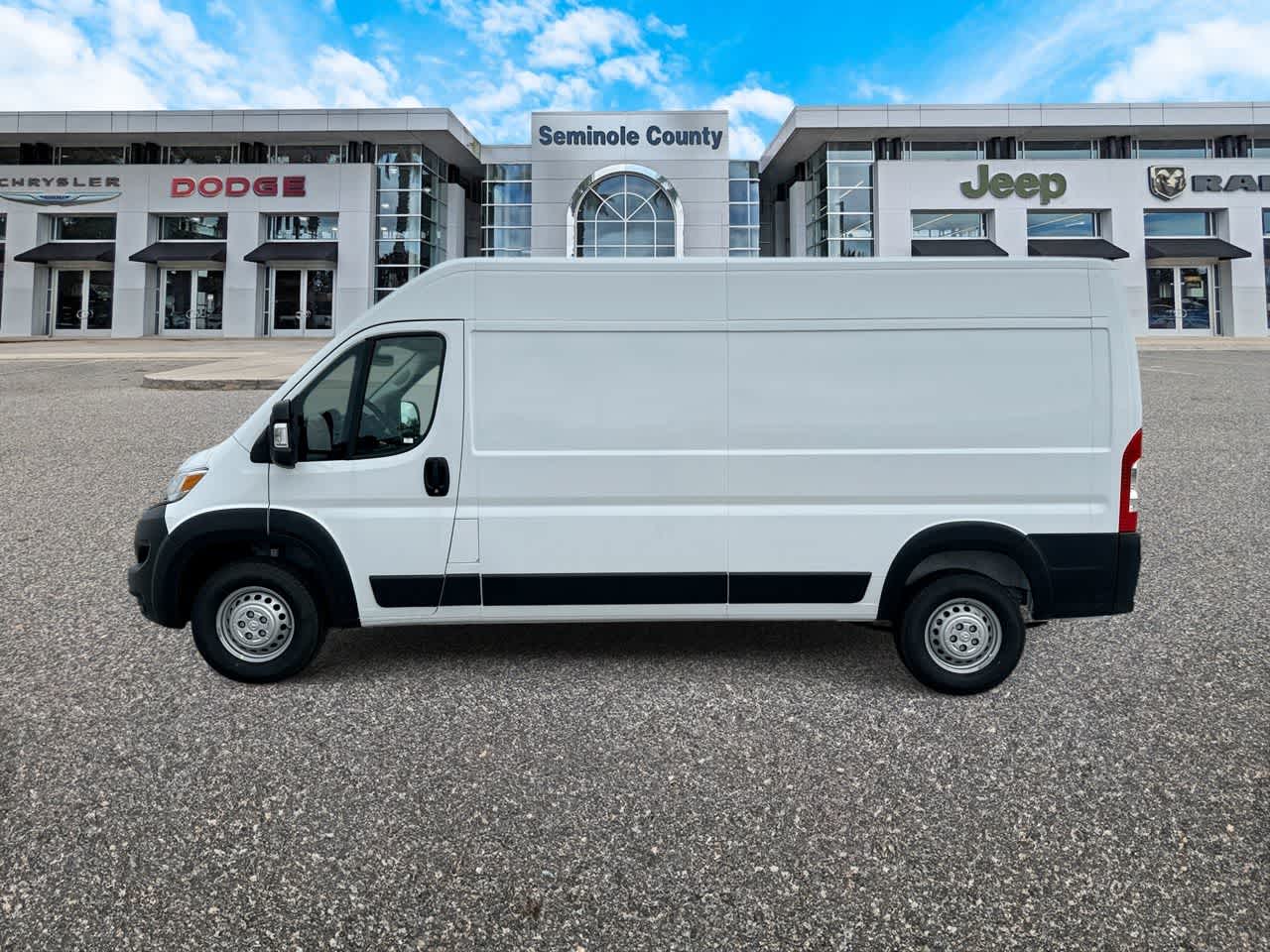 RAM ProMaster 2500 de 2026, furgoneta de carga RAM PROMASTER 2500 TRADESMAN con techo alto y distancia entre ejes de 159'