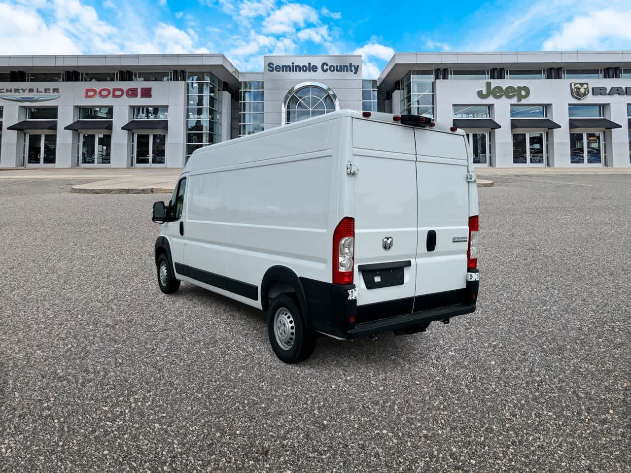 RAM ProMaster 2500 de 2026, furgoneta de carga RAM PROMASTER 2500 TRADESMAN con techo alto y distancia entre ejes de 159'