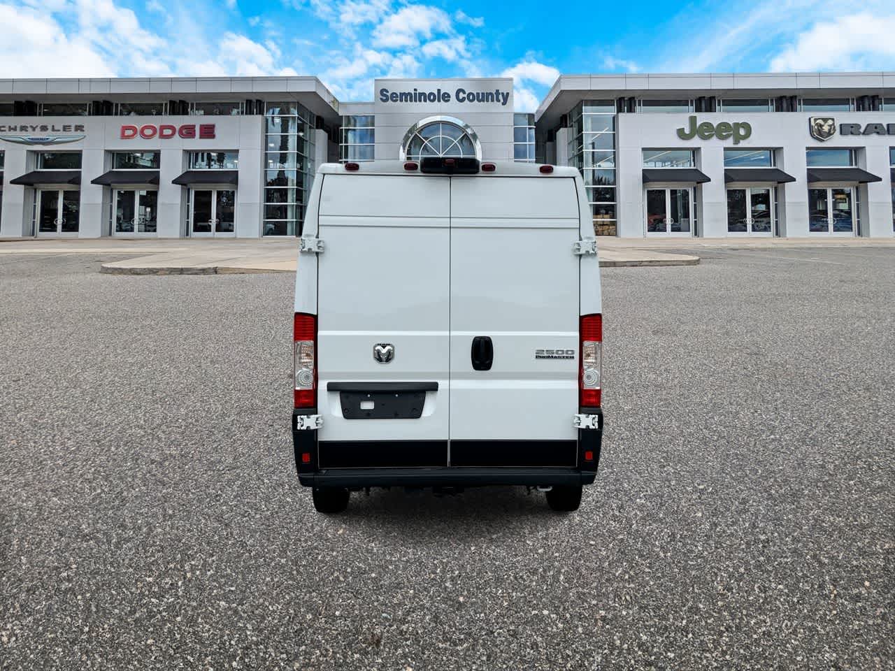 RAM ProMaster 2500 de 2026, furgoneta de carga RAM PROMASTER 2500 TRADESMAN con techo alto y distancia entre ejes de 159'