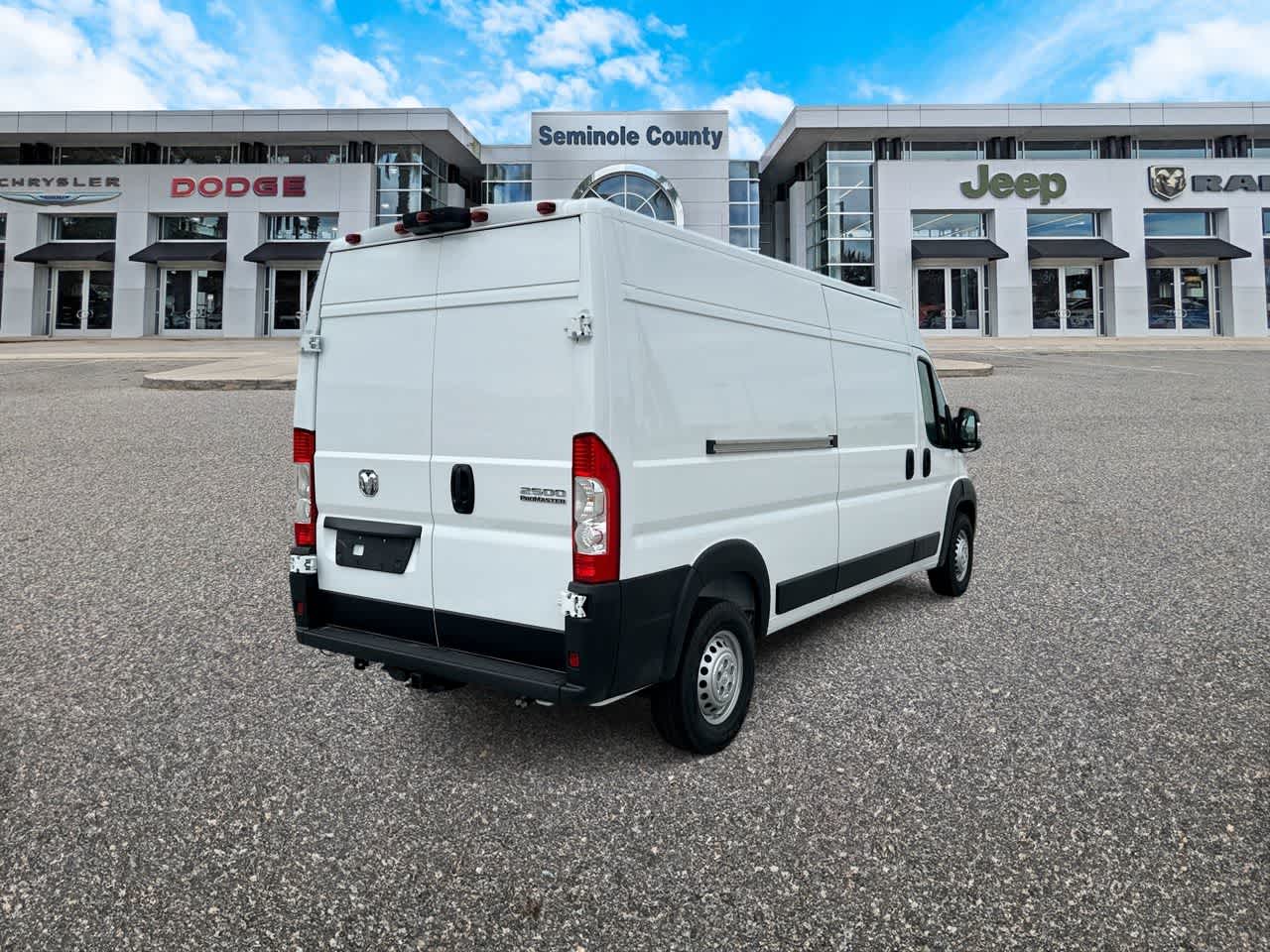 RAM ProMaster 2500 de 2026, furgoneta de carga RAM PROMASTER 2500 TRADESMAN con techo alto y distancia entre ejes de 159'