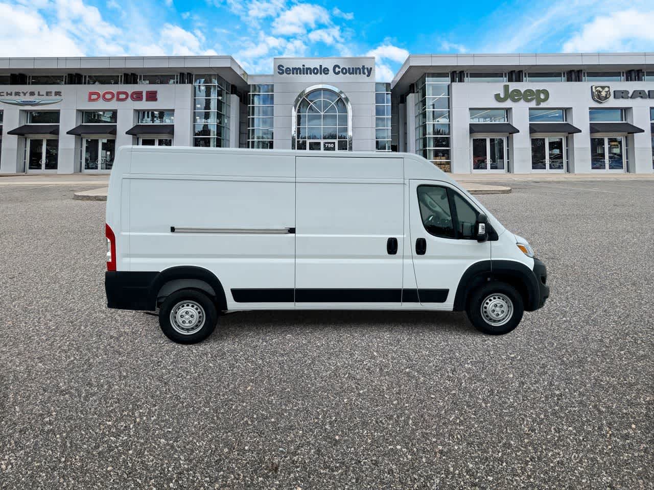 RAM ProMaster 2500 de 2026, furgoneta de carga RAM PROMASTER 2500 TRADESMAN con techo alto y distancia entre ejes de 159'