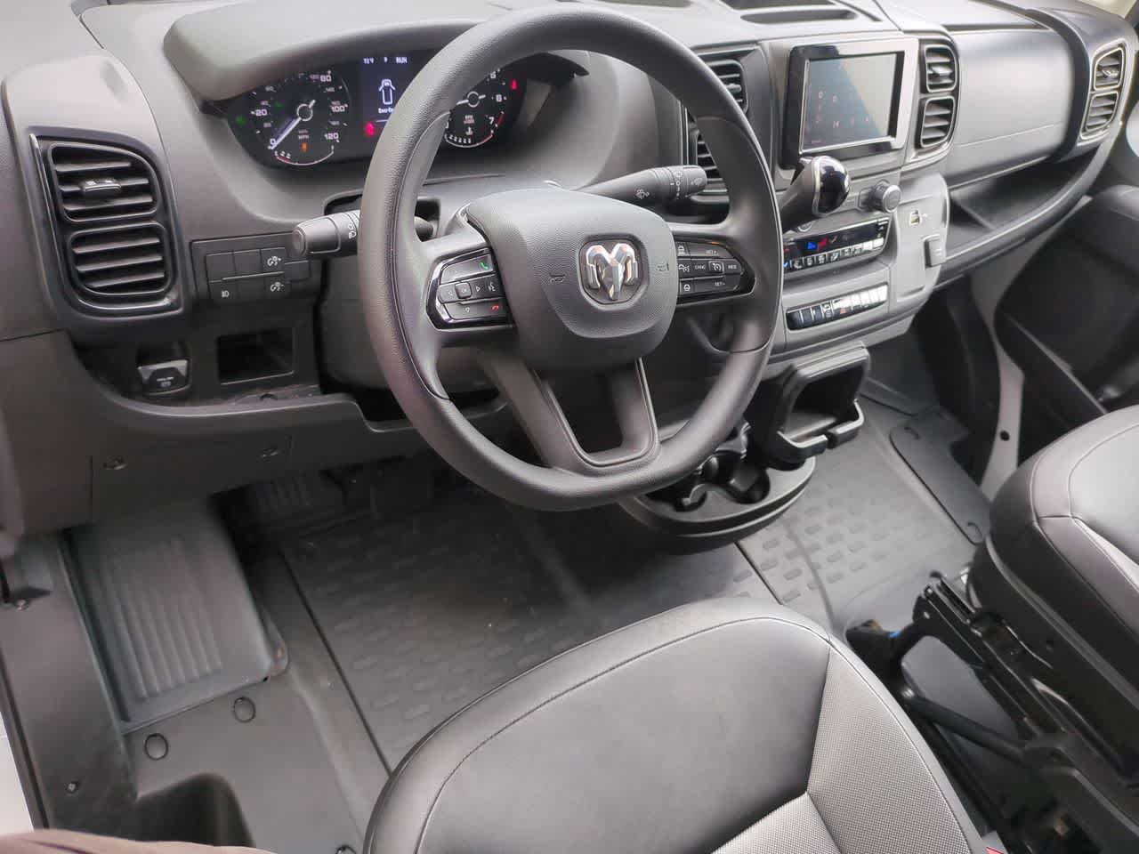Furgoneta de carga RAM ProMaster 2500 Tradesman de 2025, techo alto, distancia entre ejes de 159 pulgadas, con asiento del acompañante