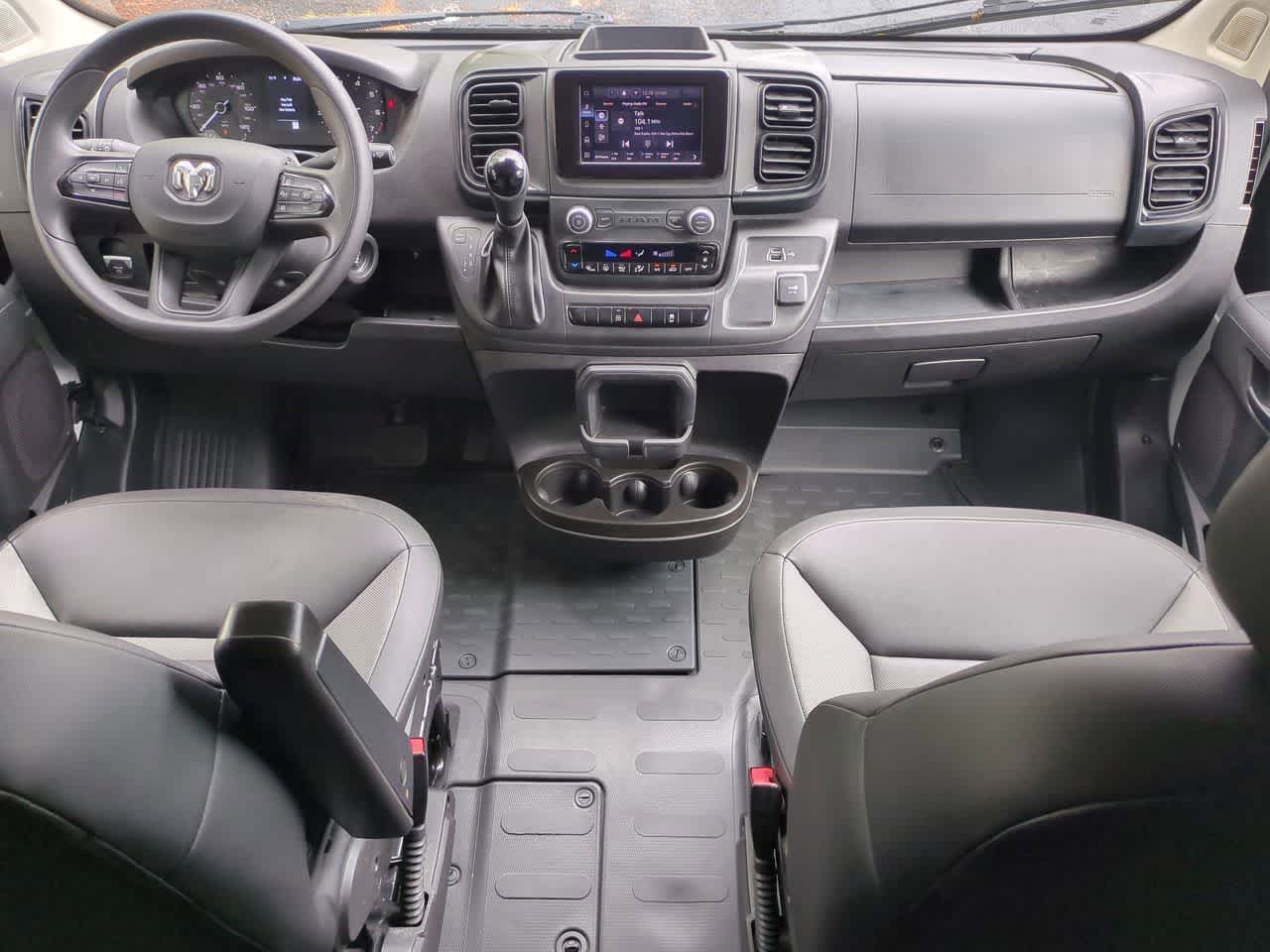 Furgoneta de carga RAM ProMaster 2500 Tradesman de 2025, techo alto, distancia entre ejes de 159 pulgadas, con asiento del acompañante