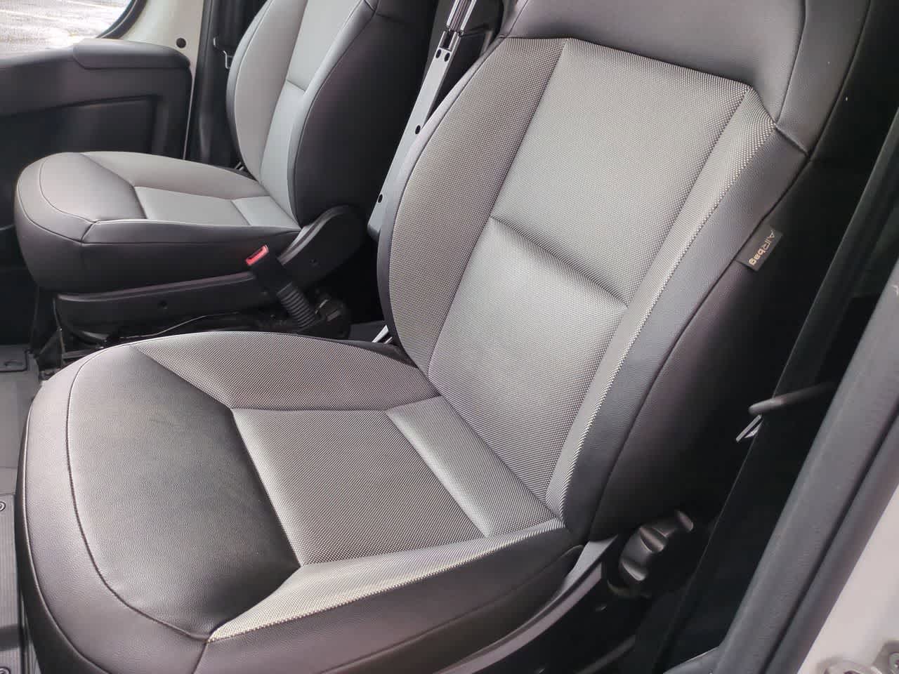 Furgoneta de carga RAM ProMaster 2500 Tradesman de 2025, techo alto, distancia entre ejes de 159 pulgadas, con asiento del acompañante