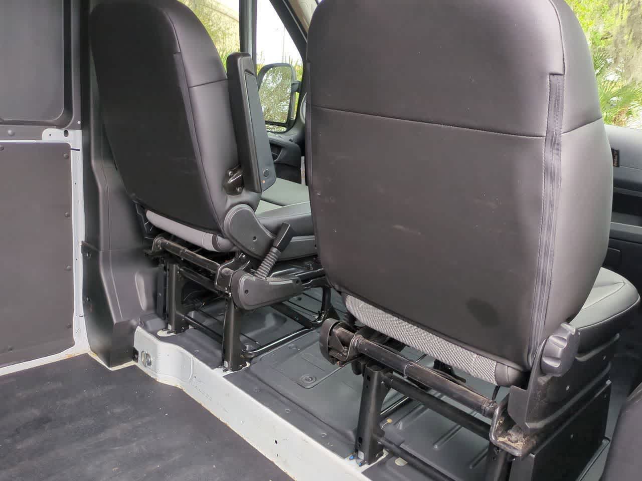 Furgoneta de carga RAM ProMaster 2500 Tradesman de 2025, techo alto, distancia entre ejes de 159 pulgadas, con asiento del acompañante