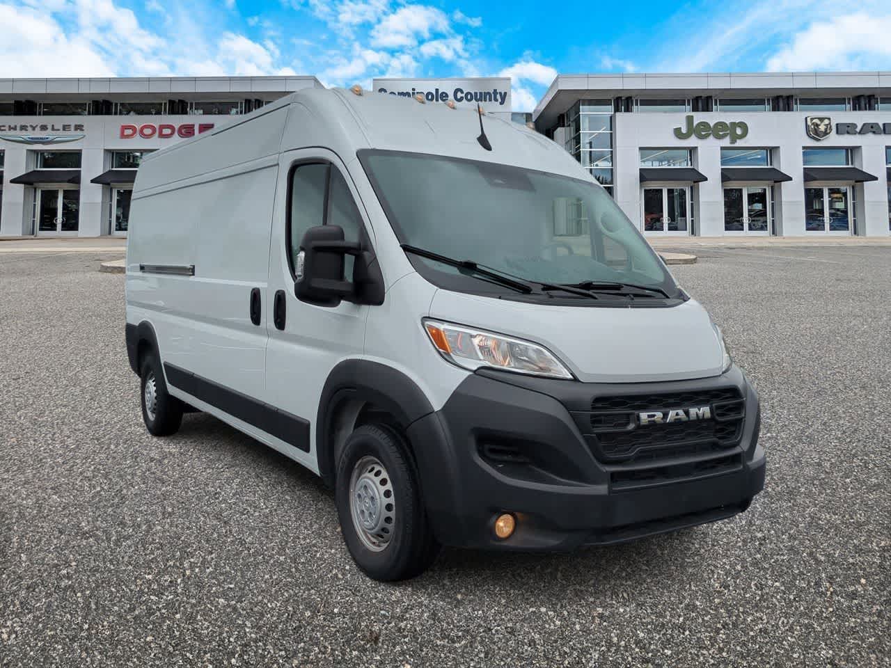Furgoneta de carga RAM ProMaster 2500 Tradesman de 2025, techo alto, distancia entre ejes de 159 pulgadas, con asiento del acompañante