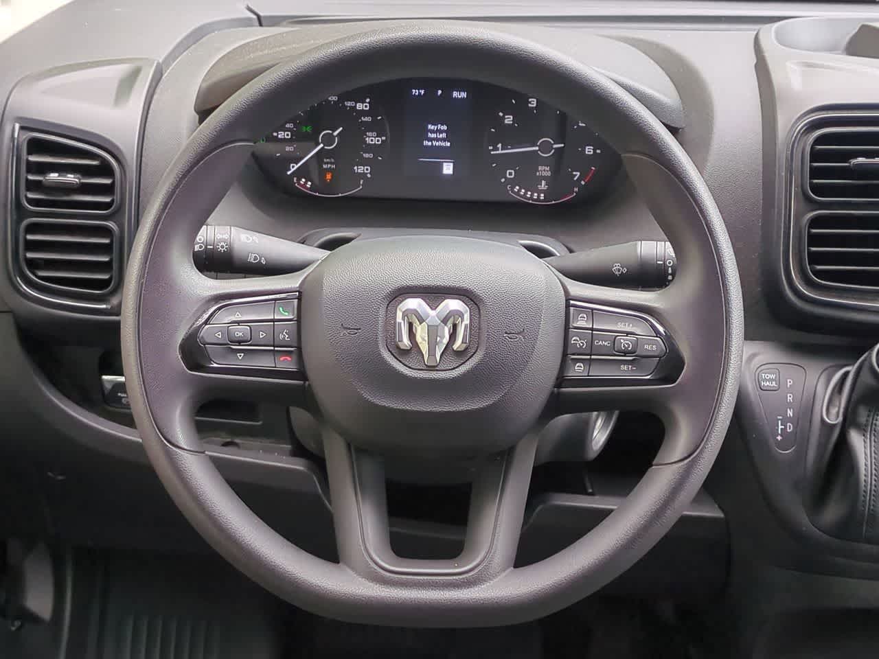 Furgoneta de carga RAM ProMaster 2500 Tradesman de 2025, techo alto, distancia entre ejes de 159 pulgadas, con asiento del acompañante