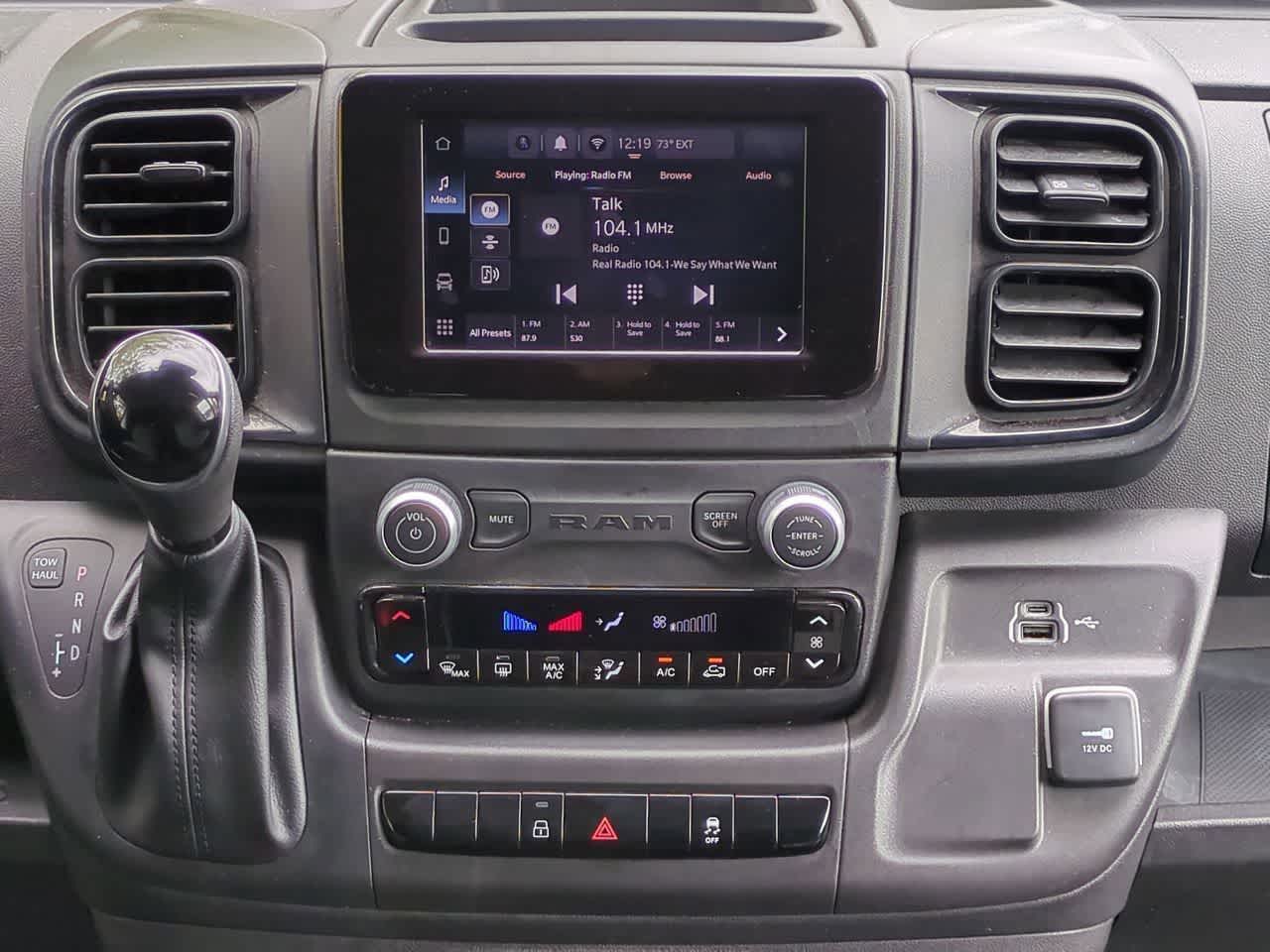 Furgoneta de carga RAM ProMaster 2500 Tradesman de 2025, techo alto, distancia entre ejes de 159 pulgadas, con asiento del acompañante