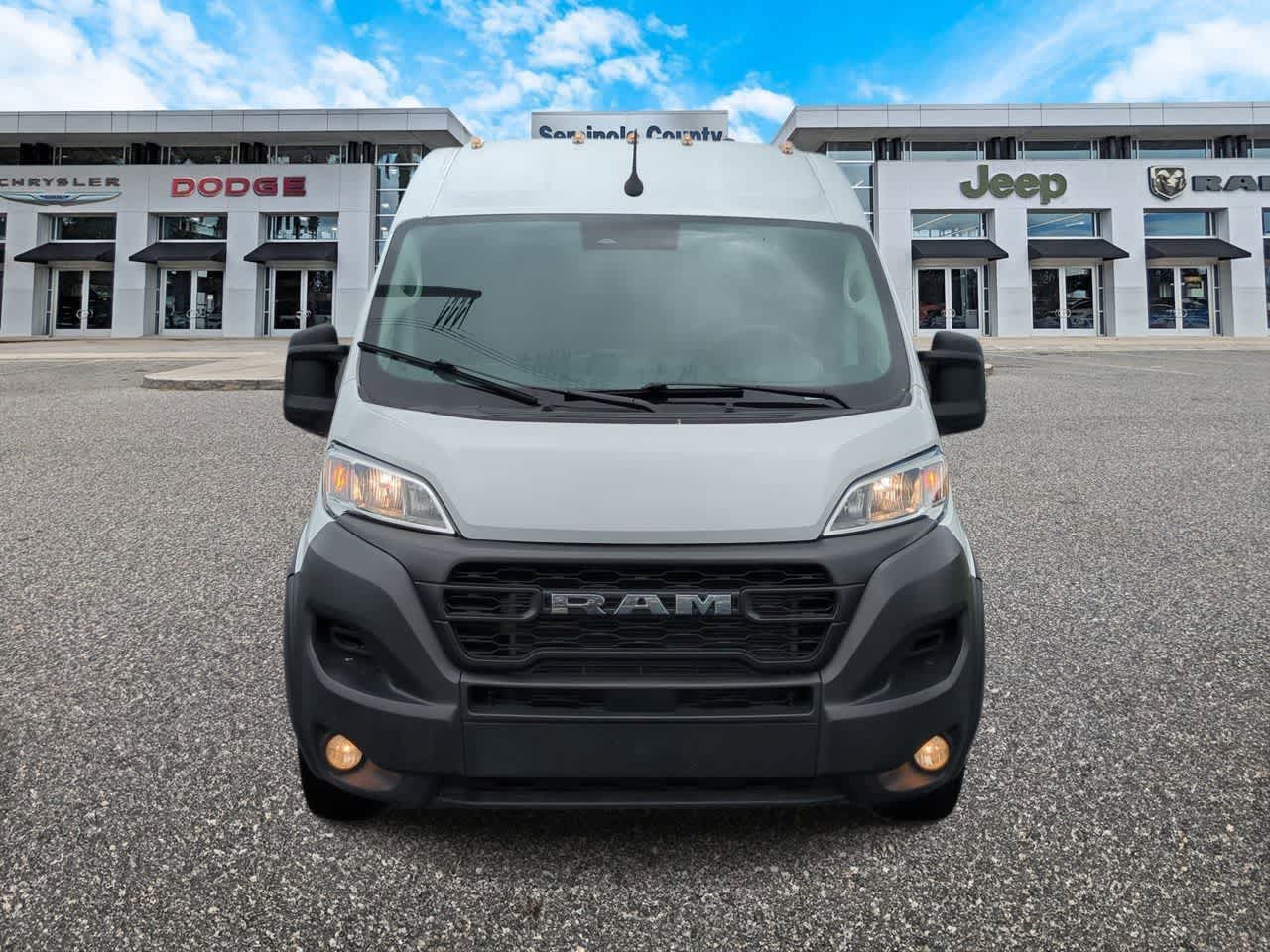 Furgoneta de carga RAM ProMaster 2500 Tradesman de 2025, techo alto, distancia entre ejes de 159 pulgadas, con asiento del acompañante
