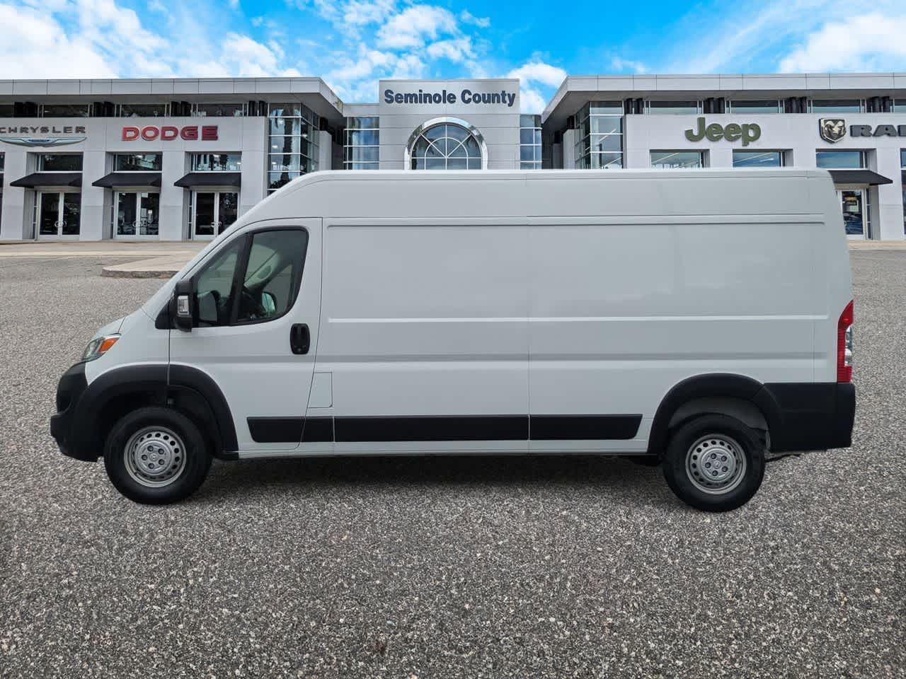 Furgoneta de carga RAM ProMaster 2500 Tradesman de 2025, techo alto, distancia entre ejes de 159 pulgadas, con asiento del acompañante