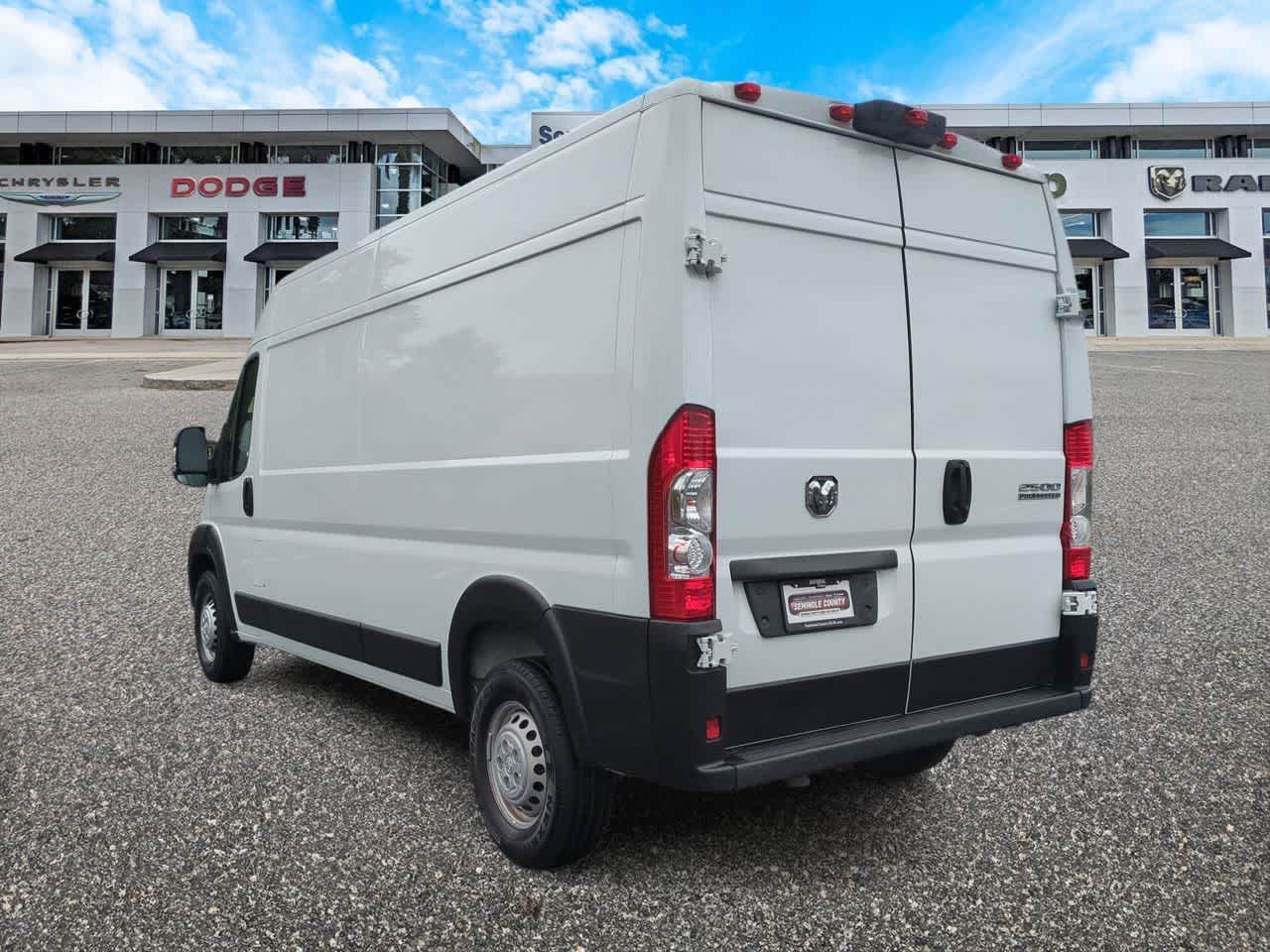 Furgoneta de carga RAM ProMaster 2500 Tradesman de 2025, techo alto, distancia entre ejes de 159 pulgadas, con asiento del acompañante