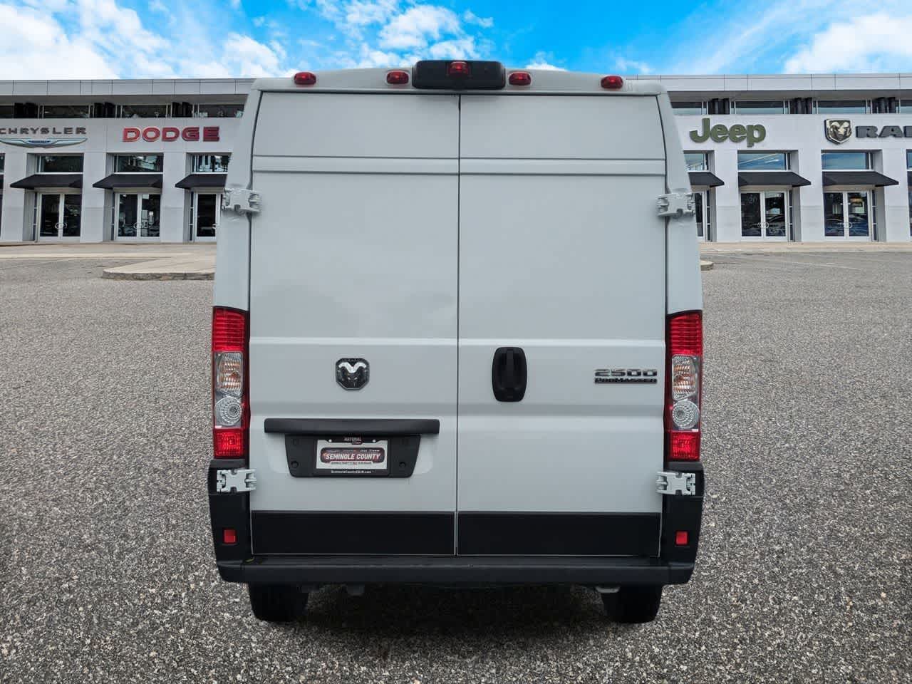 Furgoneta de carga RAM ProMaster 2500 Tradesman de 2025, techo alto, distancia entre ejes de 159 pulgadas, con asiento del acompañante