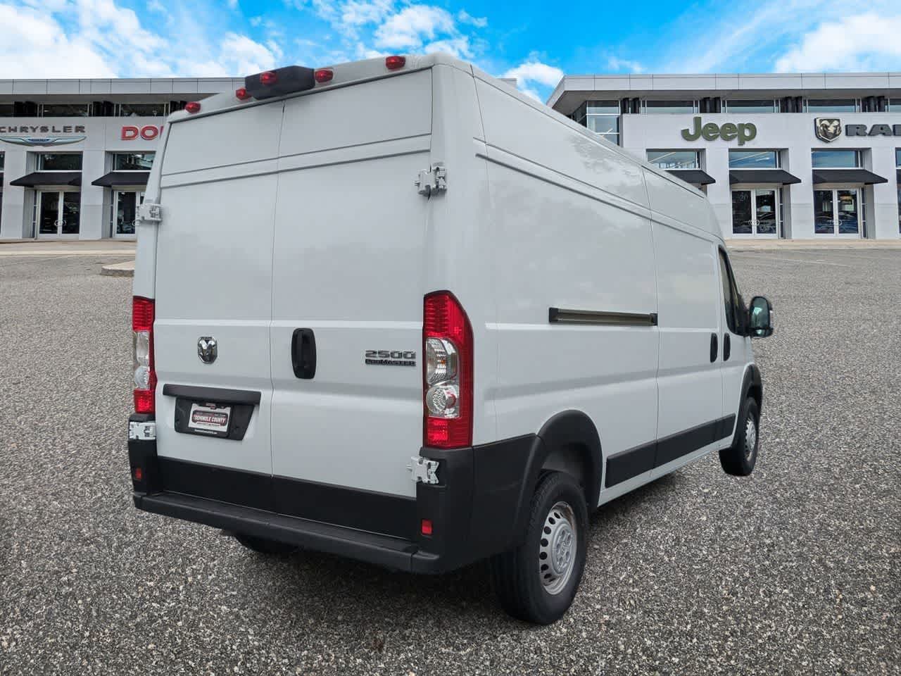 Furgoneta de carga RAM ProMaster 2500 Tradesman de 2025, techo alto, distancia entre ejes de 159 pulgadas, con asiento del acompañante