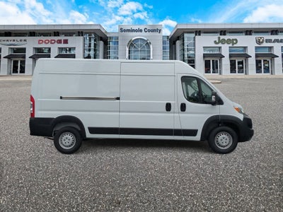 Furgoneta de carga RAM ProMaster 2500 Tradesman de 2025, techo alto, distancia entre ejes de 159 pulgadas, con asiento del acompañante