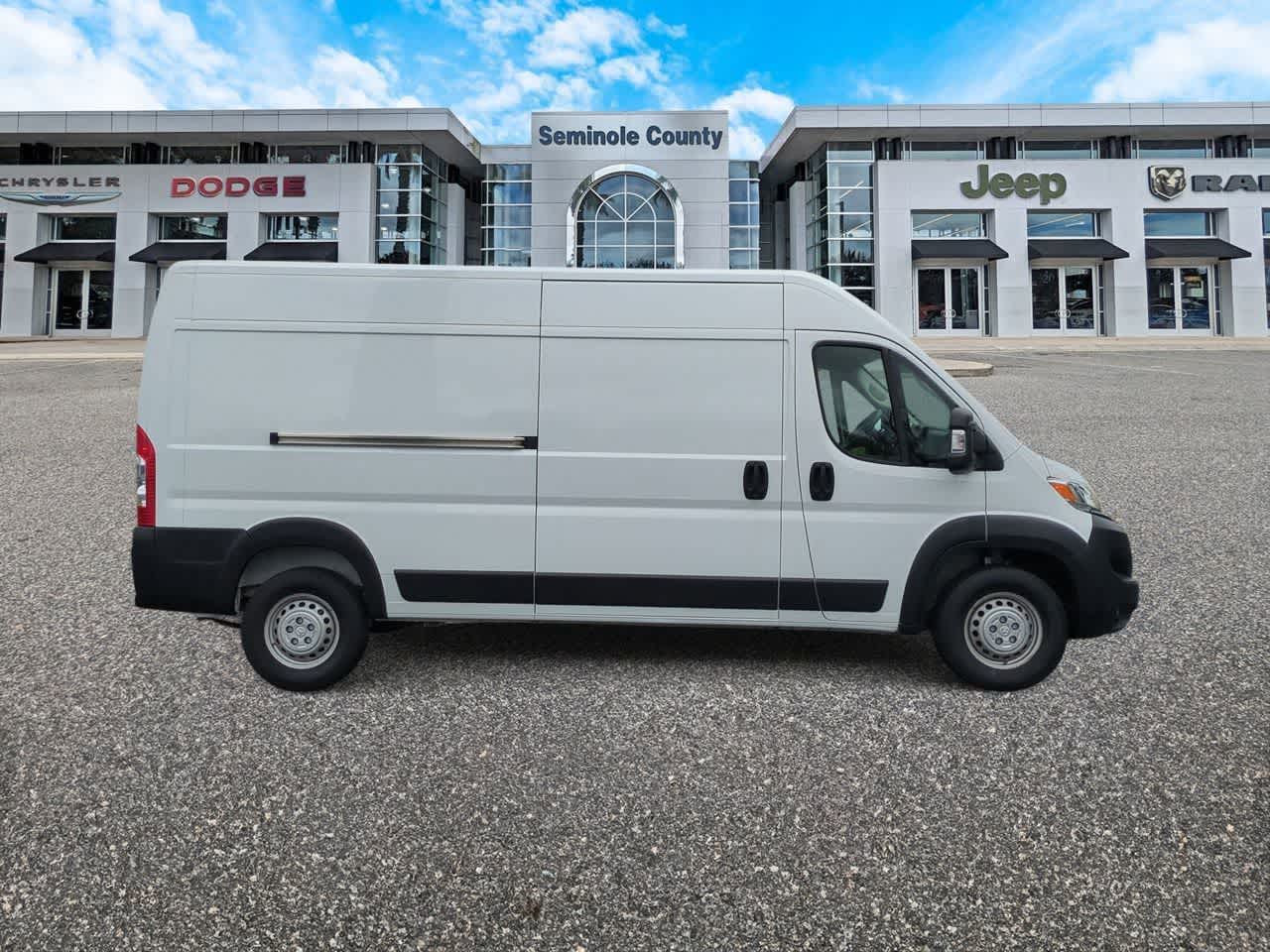 Furgoneta de carga RAM ProMaster 2500 Tradesman de 2025, techo alto, distancia entre ejes de 159 pulgadas, con asiento del acompañante